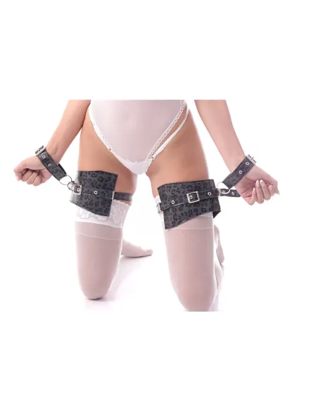 Muslera luxury con esposas animal print gris | Infarta fetish | Inmovilizadores